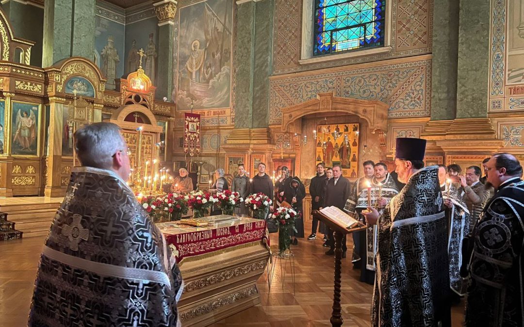 Фото: Вечерня Великой Пятницы, вынос Плащаницы