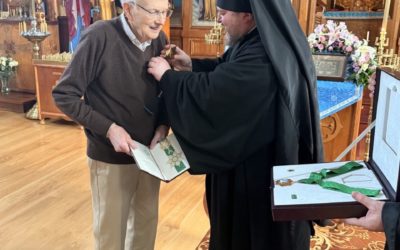 Епископ Матфей вручил Патриаршую награду американскому общественному деятелю